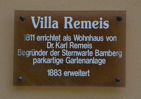 Info-Tafel an der Villa Remeis: 1811 errichtet als Wohnhaus von Dr. Karl Remeis, Begründer der Sternwarte Bamberg, parkartige Gartenanlage, 1883 erweitert